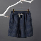 Bermuda de Linho Listrada Garenzi GZ503 confeccionada em linho nobre, com listras discretas, caimento elegante e toque suave.