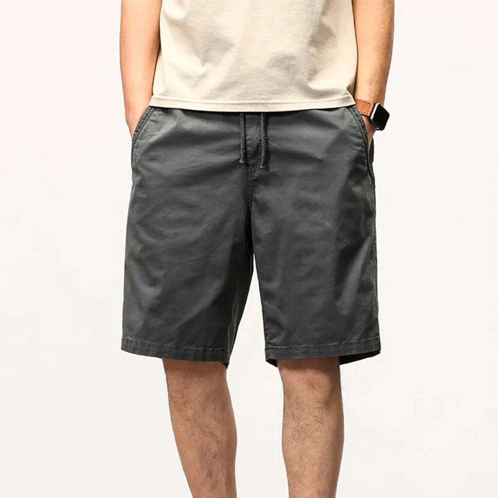 Bermuda Masculina Street Garenzi GZ514 confeccionada em sarja premium, com caimento ajustado, visual urbano e acabamento refinado para o dia a dia.