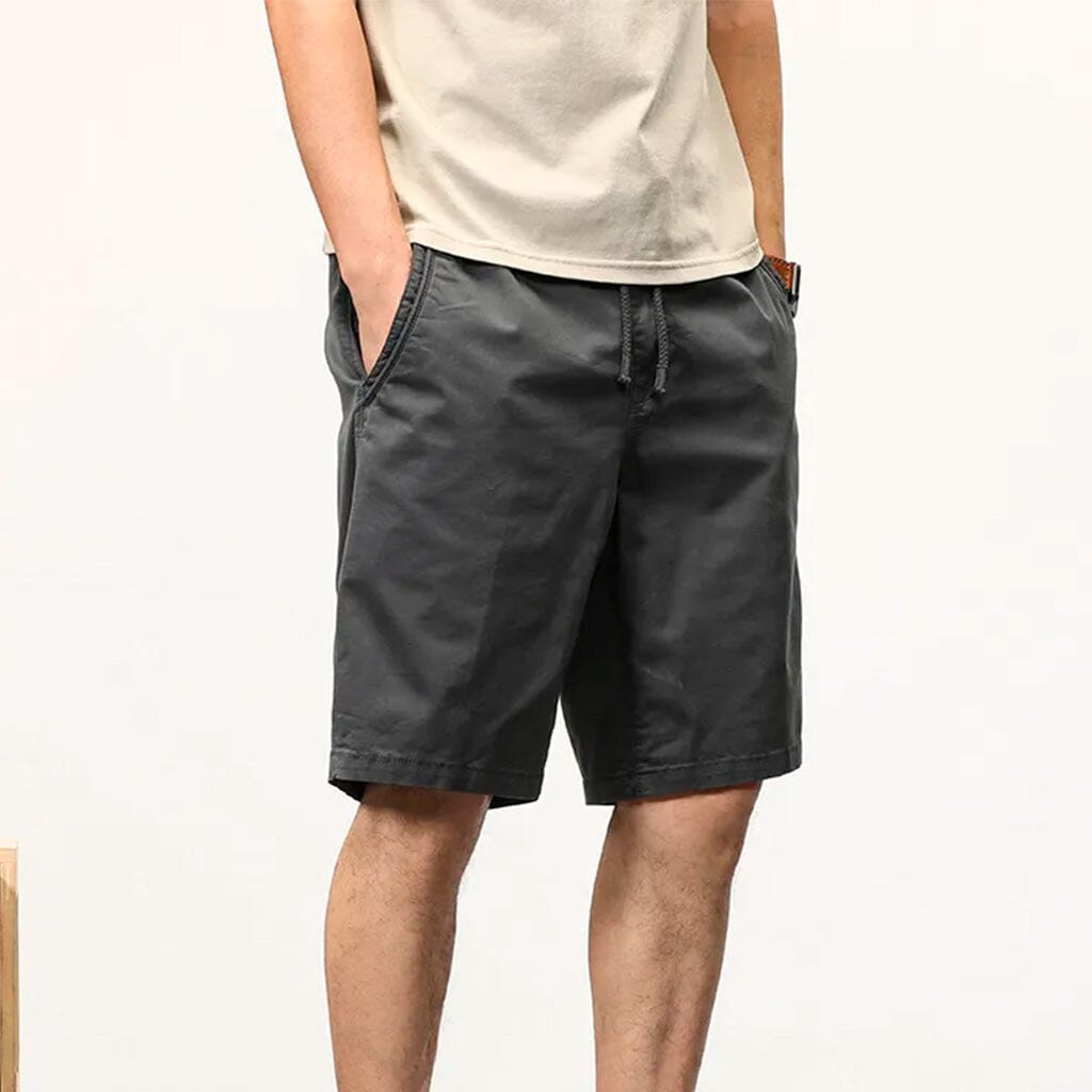 Bermuda Masculina Street Garenzi GZ514 confeccionada em sarja premium, com caimento ajustado, visual urbano e acabamento refinado para o dia a dia.