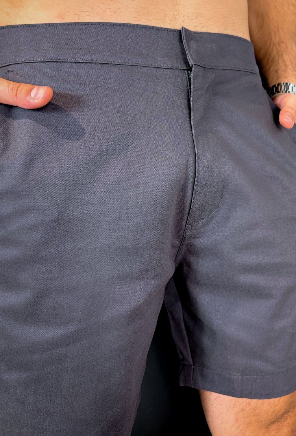 Bermuda Sarja Premium Garenzi masculina com caimento moderno, acabamento refinado e tecido confortável, ideal para uso casual e elegante