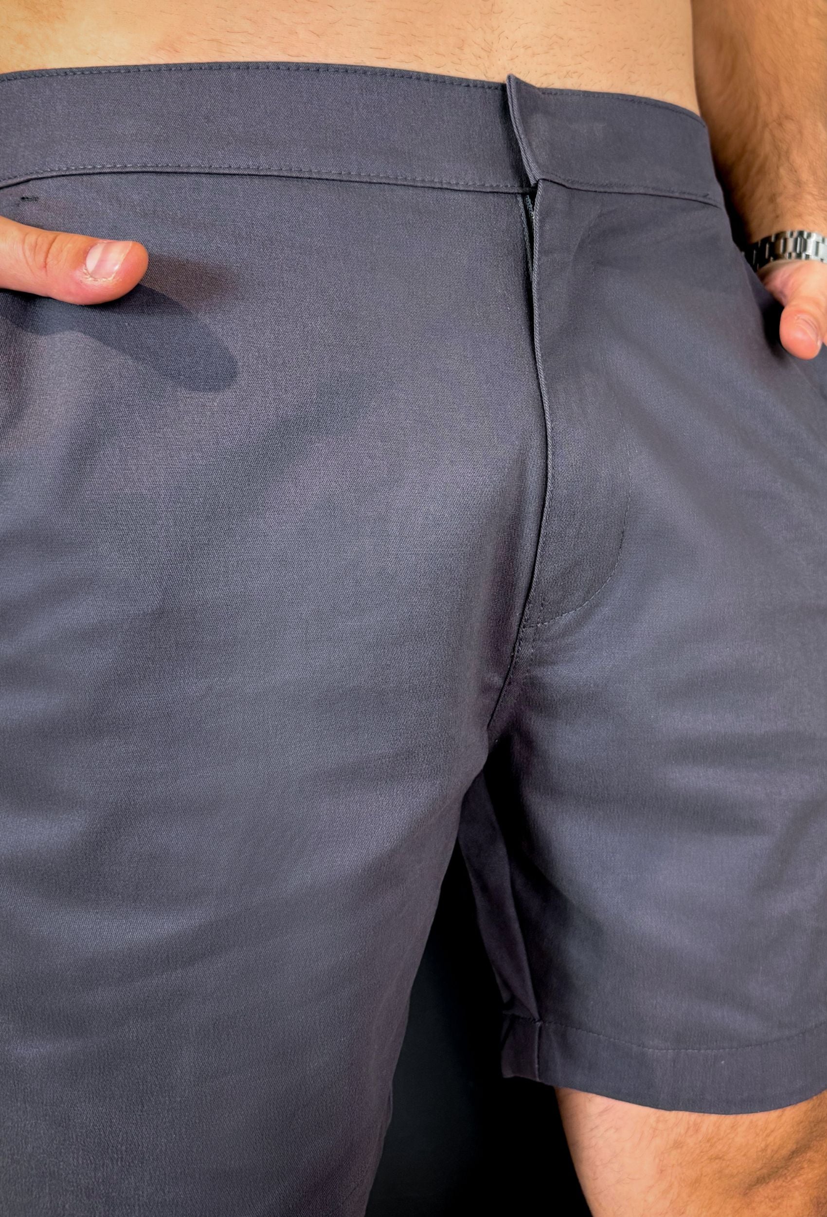 Bermuda Sarja Premium Garenzi masculina com caimento moderno, acabamento refinado e tecido confortável, ideal para uso casual e elegante