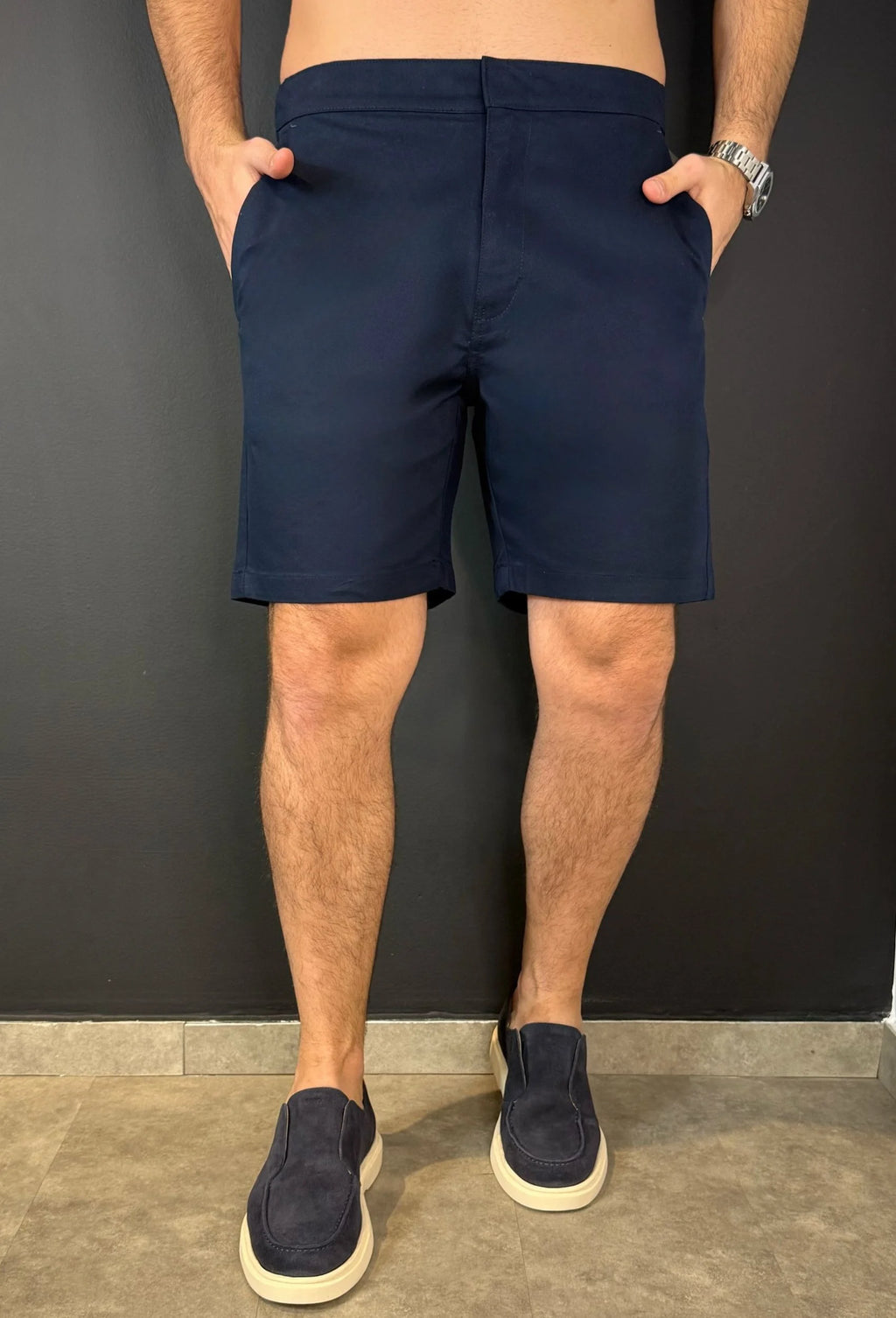 Bermuda Sarja Premium Garenzi masculina com caimento moderno, acabamento refinado e tecido confortável, ideal para uso casual e elegante