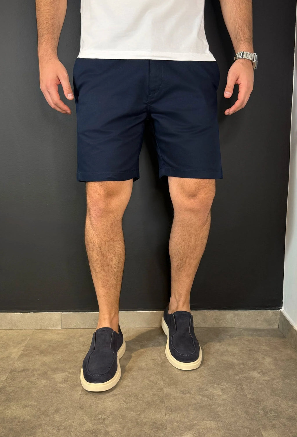 Bermuda Sarja Premium Garenzi masculina com caimento moderno, acabamento refinado e tecido confortável, ideal para uso casual e elegante