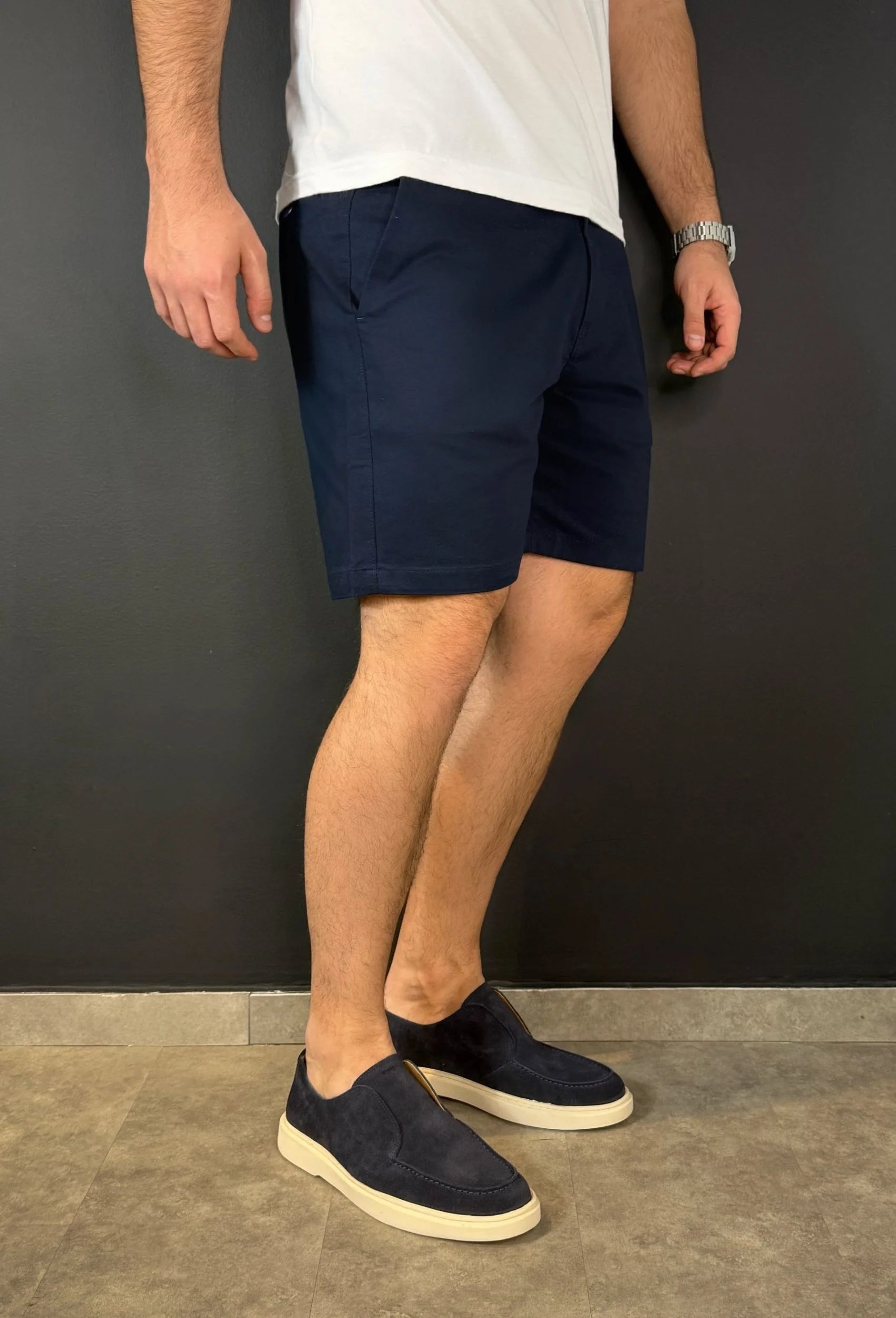 Bermuda Sarja Premium Garenzi masculina com caimento moderno, acabamento refinado e tecido confortável, ideal para uso casual e elegante