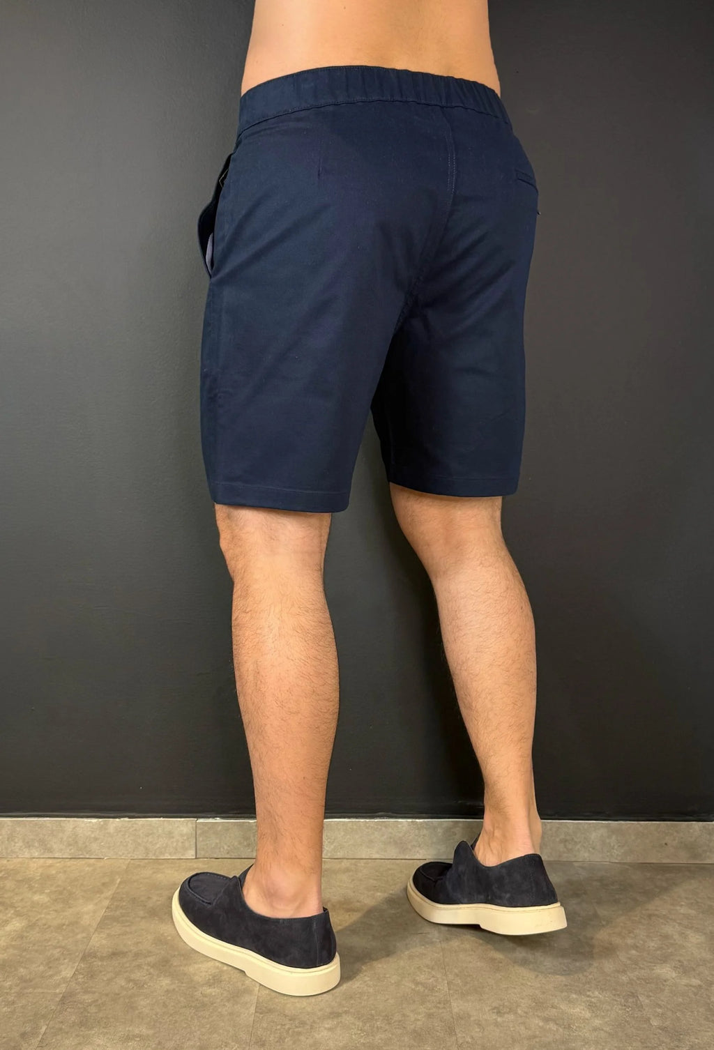 Bermuda Sarja Premium Garenzi masculina com caimento moderno, acabamento refinado e tecido confortável, ideal para uso casual e elegante