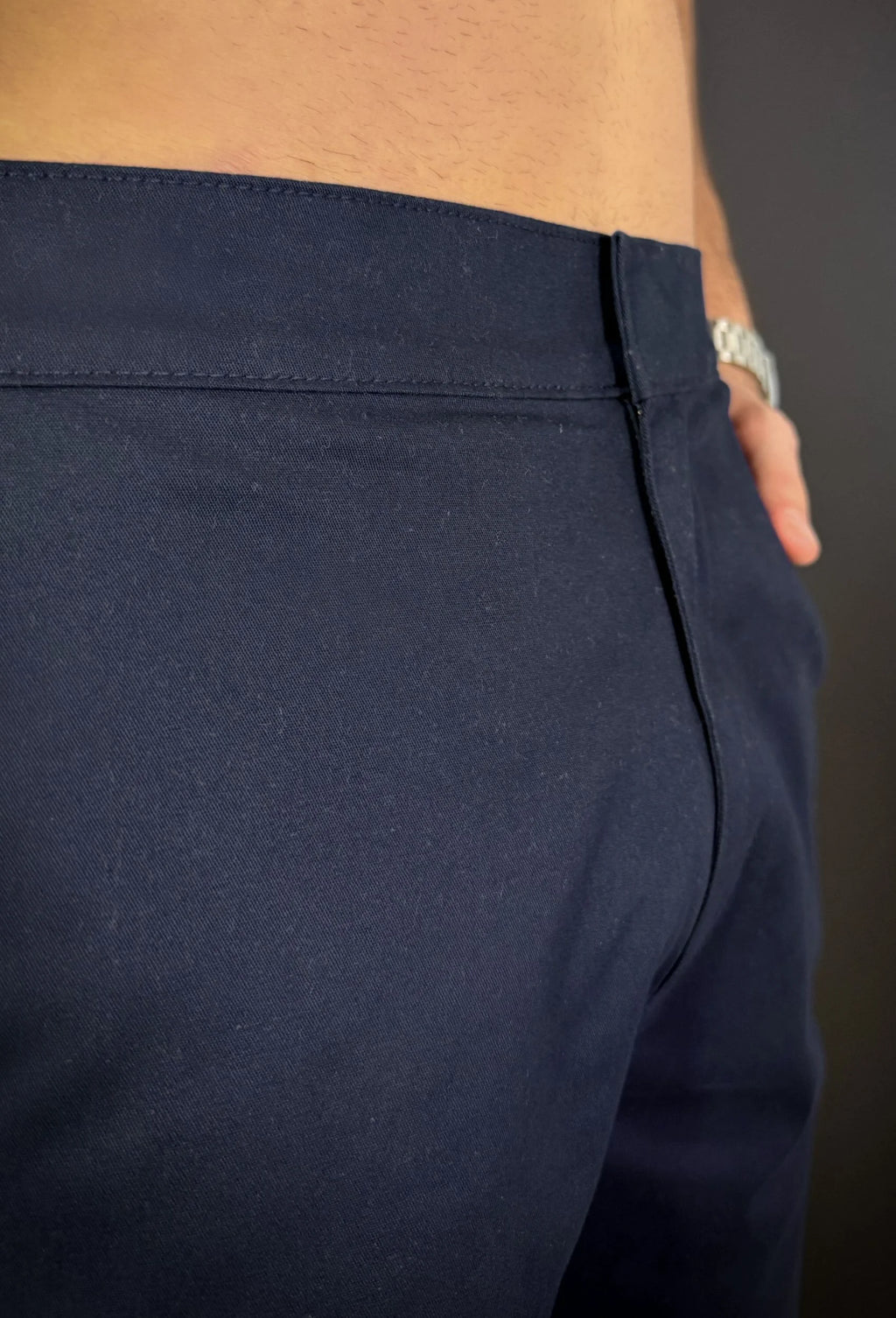 Bermuda Sarja Premium Garenzi masculina com caimento moderno, acabamento refinado e tecido confortável, ideal para uso casual e elegante