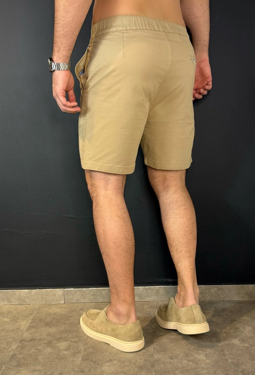 Bermuda Sarja Premium Garenzi masculina com caimento moderno, acabamento refinado e tecido confortável, ideal para uso casual e elegante