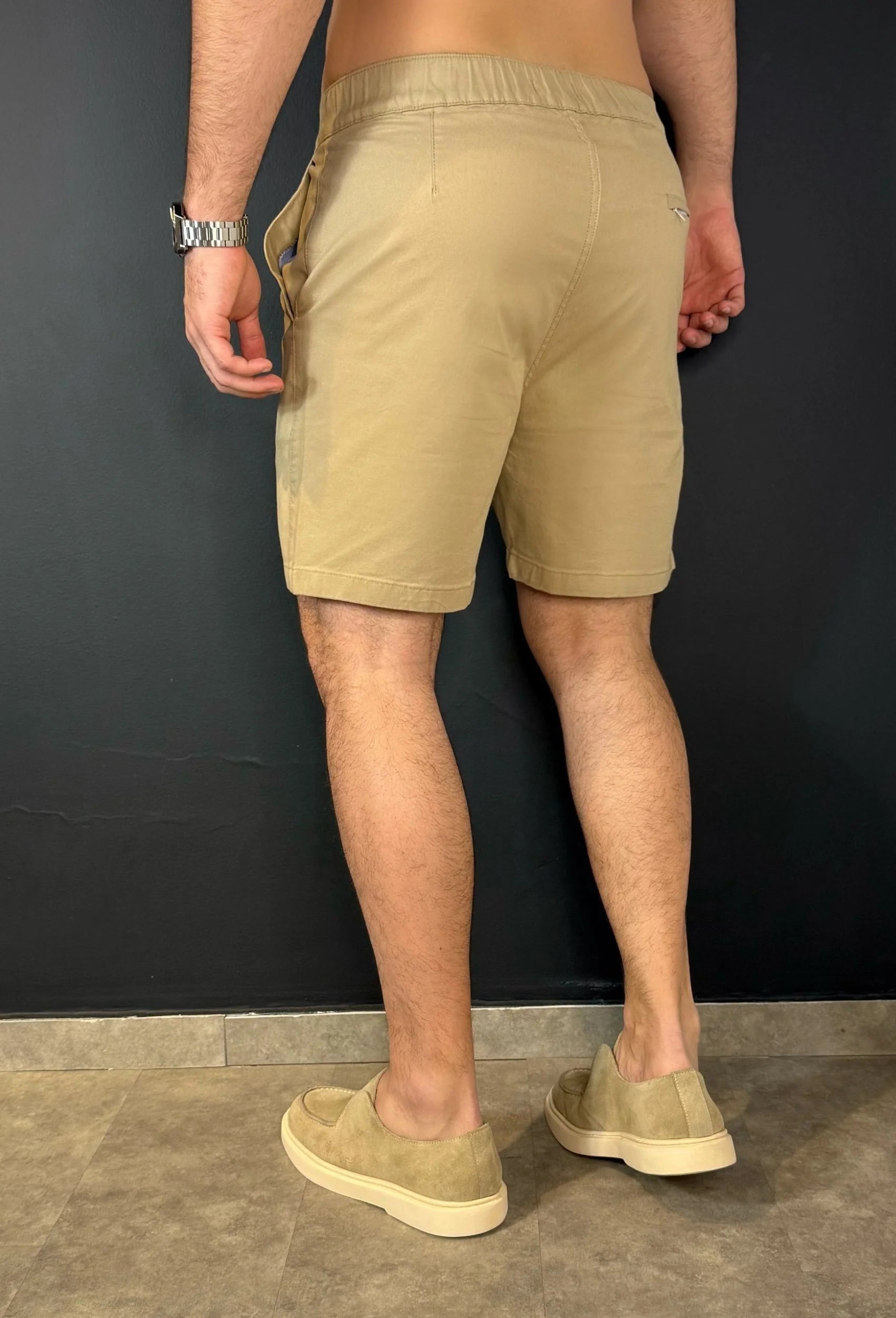 Bermuda Sarja Premium Garenzi masculina com caimento moderno, acabamento refinado e tecido confortável, ideal para uso casual e elegante