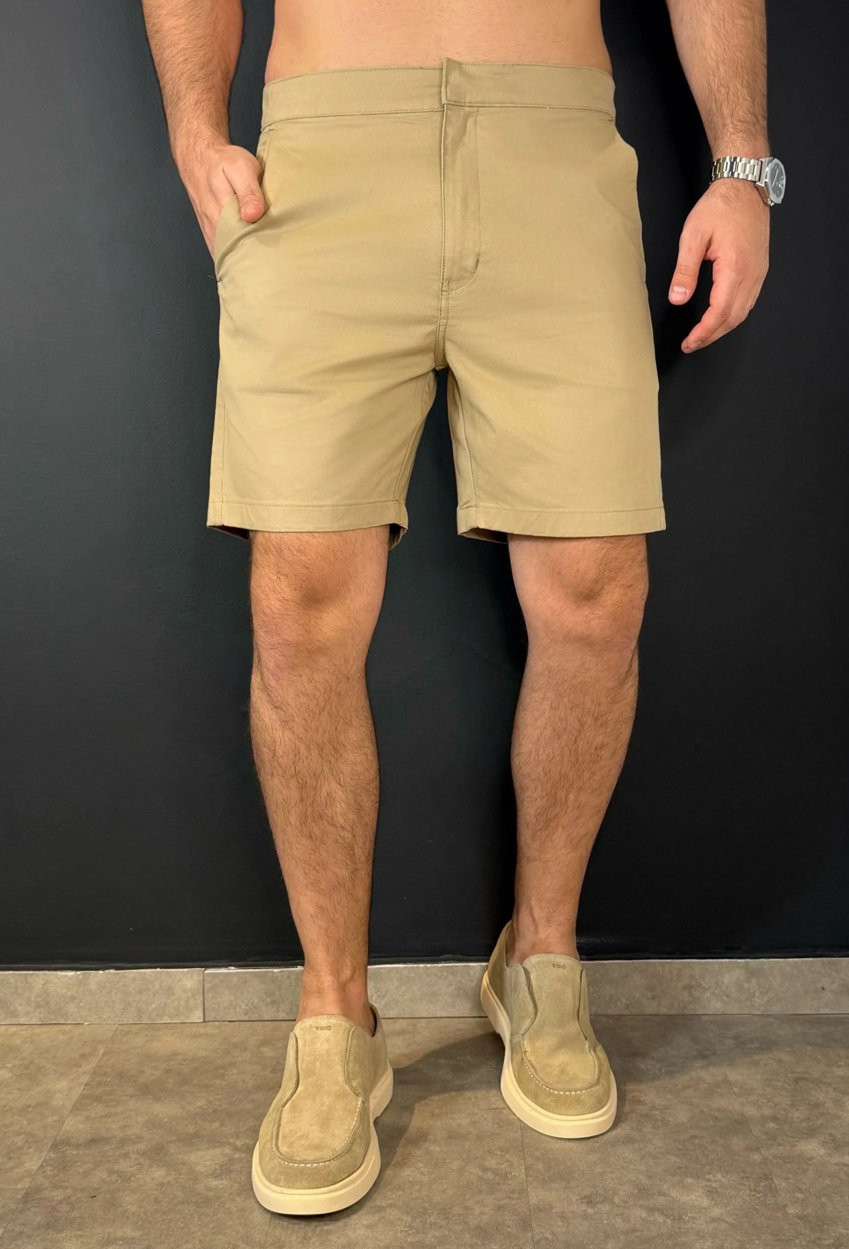 Bermuda Sarja Premium Garenzi masculina com caimento moderno, acabamento refinado e tecido confortável, ideal para uso casual e elegante