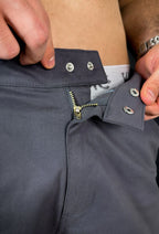 Bermuda Sarja Premium Garenzi masculina com caimento moderno, acabamento refinado e tecido confortável, ideal para uso casual e elegante