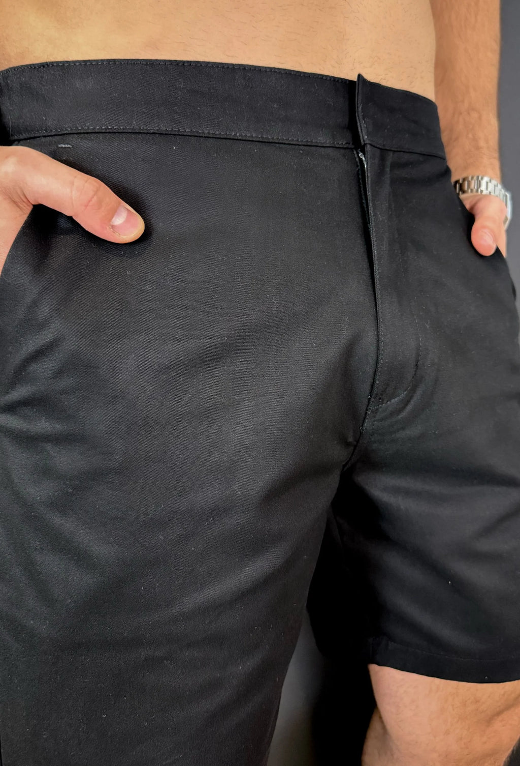 Bermuda Sarja Premium Garenzi masculina com caimento moderno, acabamento refinado e tecido confortável, ideal para uso casual e elegante