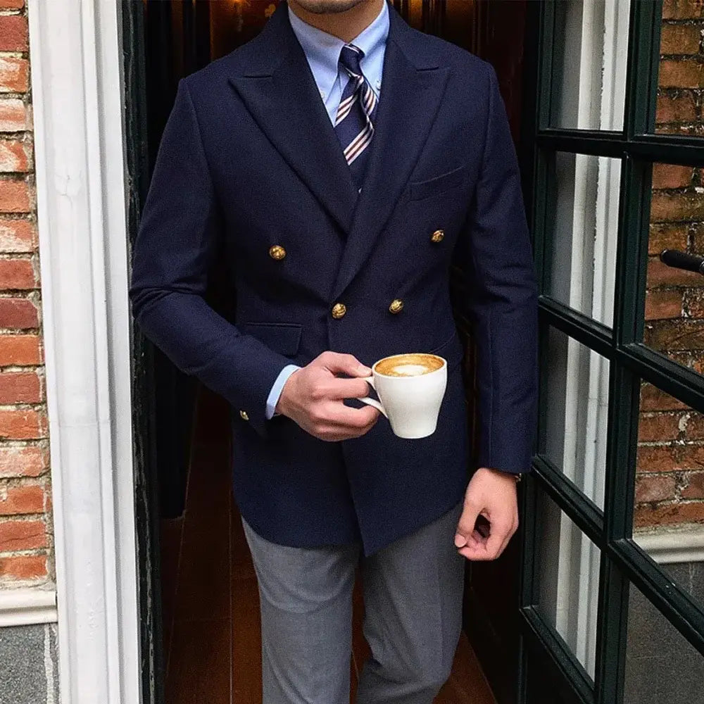 Blazer Masculino Transpassado Garenzi GZ062 confeccionado em ecomicrofibra, com abotoamento duplo, forro refinado e visual elegante.