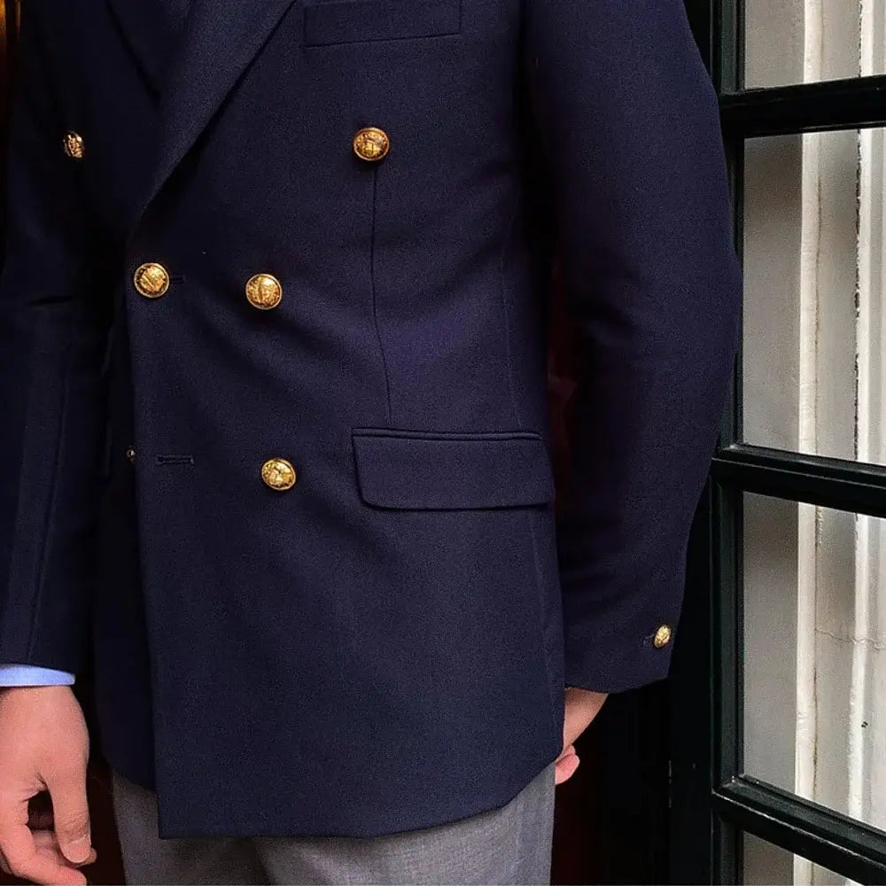 Blazer Masculino Transpassado Garenzi GZ062 confeccionado em ecomicrofibra, com abotoamento duplo, forro refinado e visual elegante.