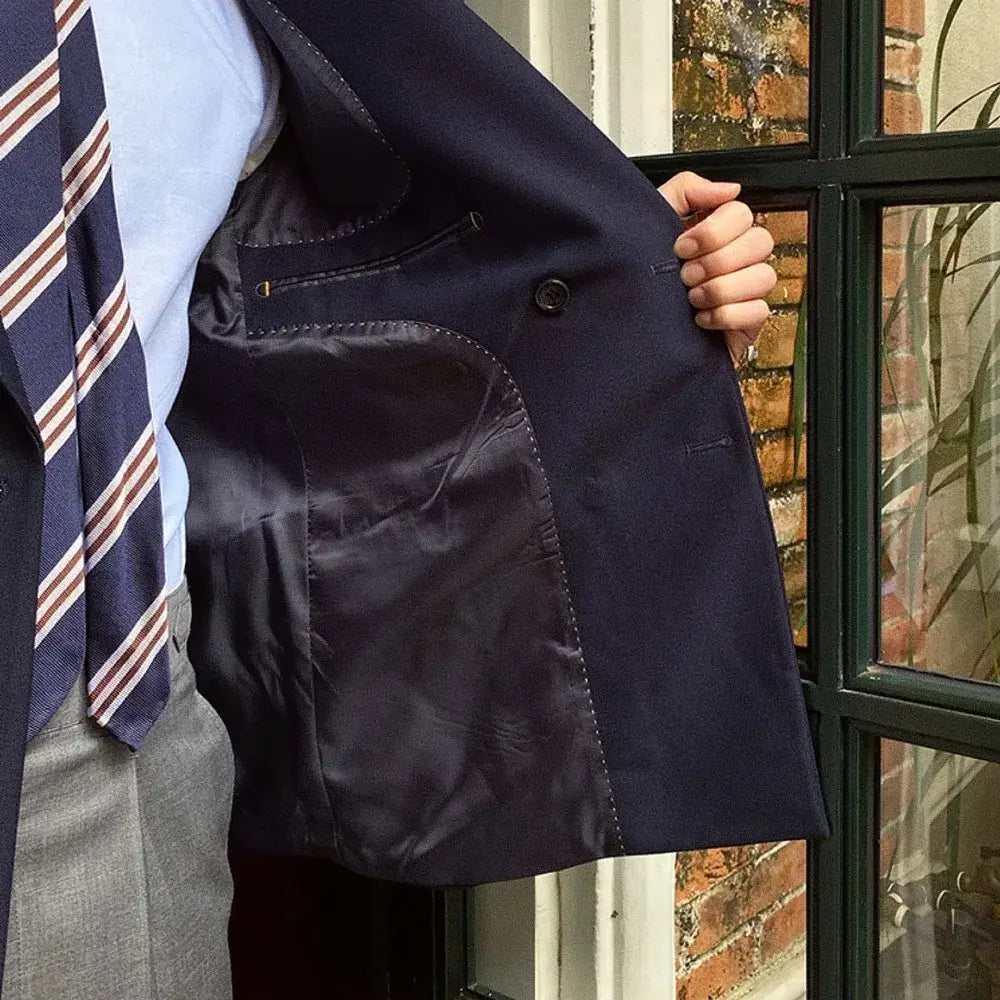 Blazer Masculino Transpassado Garenzi GZ062 confeccionado em ecomicrofibra, com abotoamento duplo, forro refinado e visual elegante.