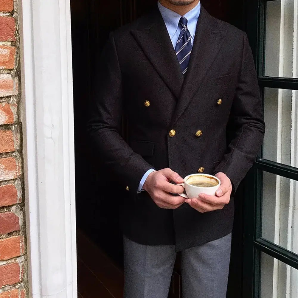 Blazer Masculino Transpassado Garenzi GZ062 confeccionado em ecomicrofibra, com abotoamento duplo, forro refinado e visual elegante.