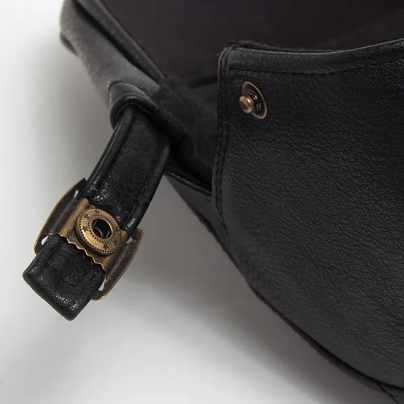 Boina Masculina de Couro British Garenzi GZ271 em couro premium, design britânico clássico, ajuste ergonômico e visual elegante.