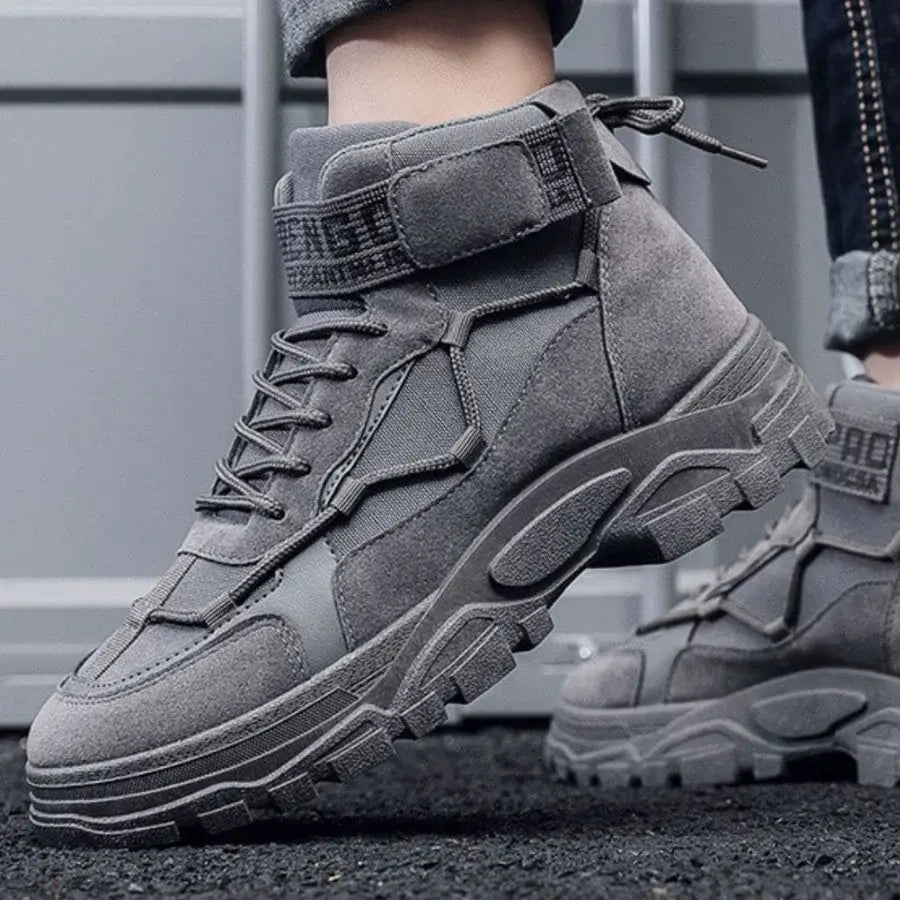 Bota Masculina British Garenzi GZ285 confeccionada em couro premium, com solado antiderrapante, forro acolchoado e visual robusto.