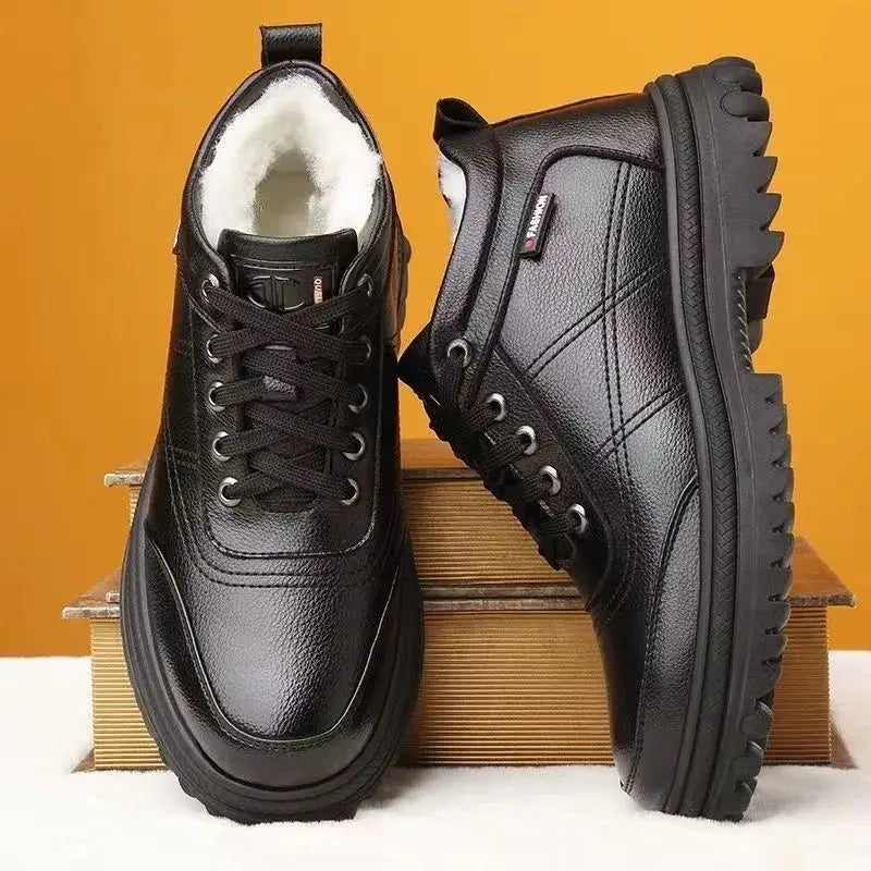 Bota Masculina de Couro Acolchoada Garenzi GZ290 confeccionada em couro de alta qualidade, com interior acolchoado, solado antiderrapante e visual elegante.