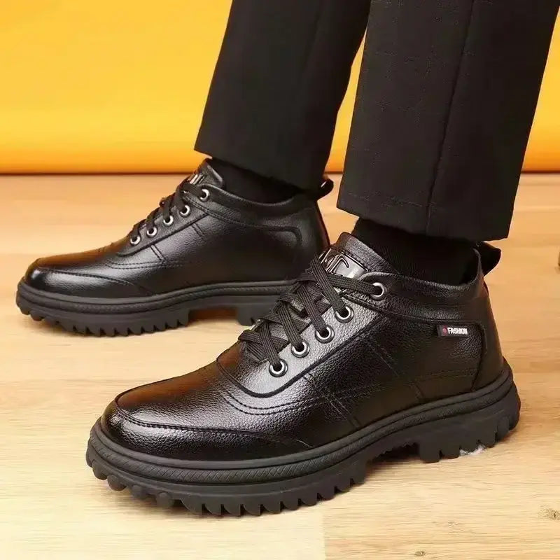 Bota Masculina de Couro Acolchoada Garenzi GZ290 confeccionada em couro de alta qualidade, com interior acolchoado, solado antiderrapante e visual elegante.