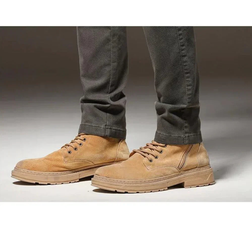 Calça Jeans Masculina Garenzi GZ002 em denim de alta qualidade, caimento moderno, toque macio e design versátil para uso diário.