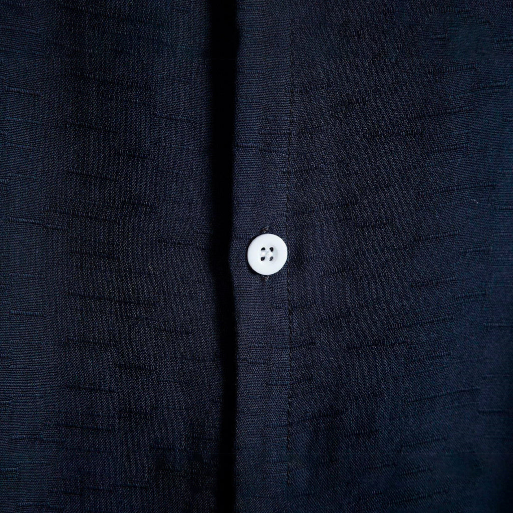 Camisa Manga Curta Lisa Everyday Garenzi GZ599 com tecido leve, design clean, caimento confortável e visual versátil.