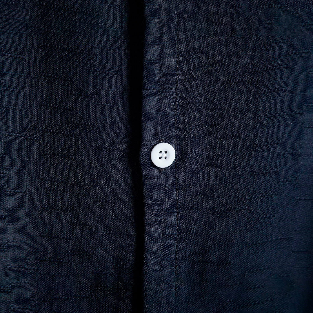 Camisa Manga Curta Lisa Everyday Garenzi GZ599 com tecido leve, design clean, caimento confortável e visual versátil.