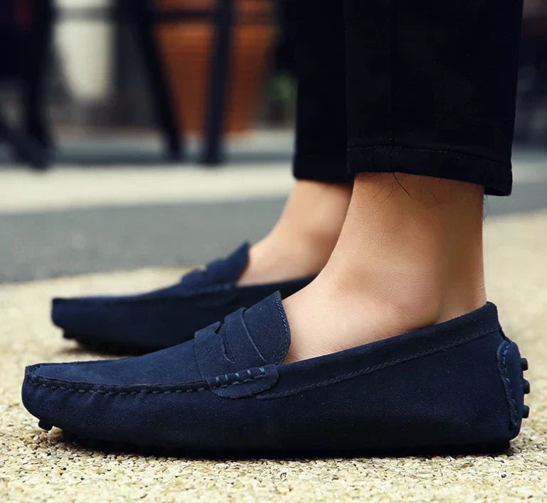 Mocassim Masculino de Camurça Garenzi GZ305 confeccionado em camurça premium, com palmilha macia, solado flexível e visual elegante.