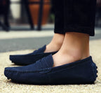 Mocassim Masculino de Camurça Garenzi GZ305 confeccionado em camurça premium, com palmilha macia, solado flexível e visual elegante.