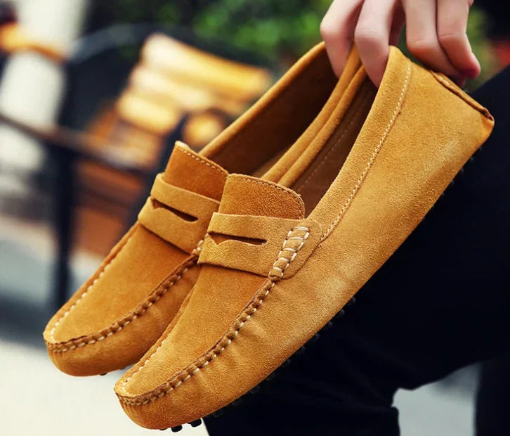 Mocassim Masculino de Camurça Garenzi GZ305 confeccionado em camurça premium, com palmilha macia, solado flexível e visual elegante.