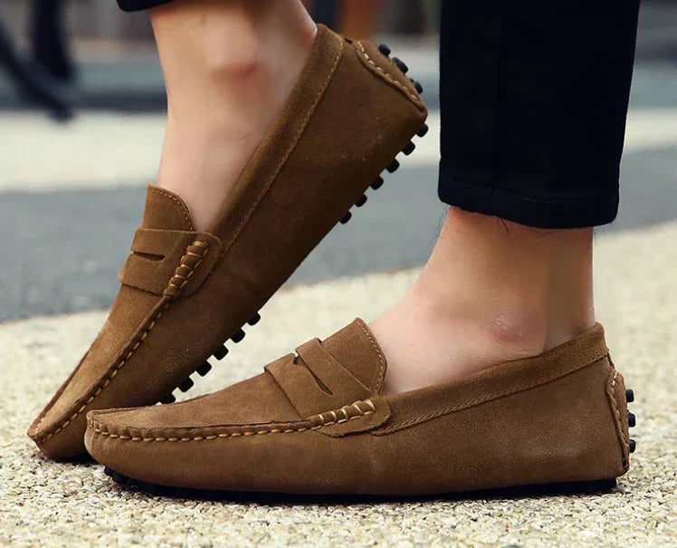 Mocassim Masculino de Camurça Garenzi GZ305 confeccionado em camurça premium, com palmilha macia, solado flexível e visual elegante.