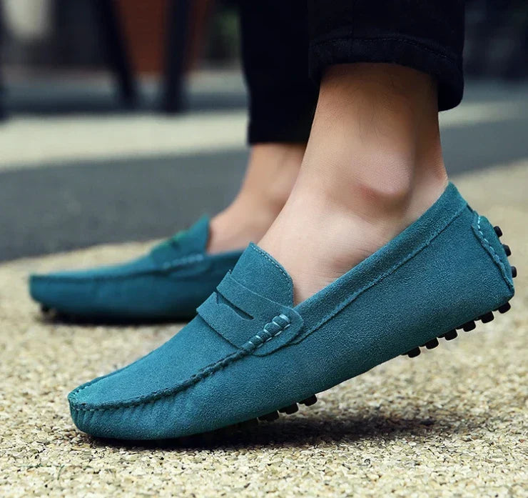 Mocassim Masculino de Camurça Garenzi GZ305 confeccionado em camurça premium, com palmilha macia, solado flexível e visual elegante.