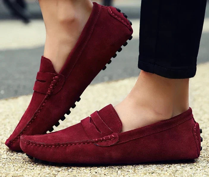 Mocassim Masculino de Camurça Garenzi GZ305 confeccionado em camurça premium, com palmilha macia, solado flexível e visual elegante.