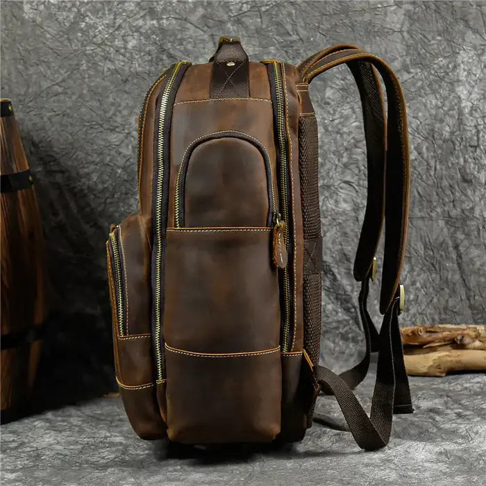 Mochila Executiva em Couro Retrô Garenzi GZ071 em couro legítimo, design retrô moderno, compartimentos funcionais e acabamento refinado.