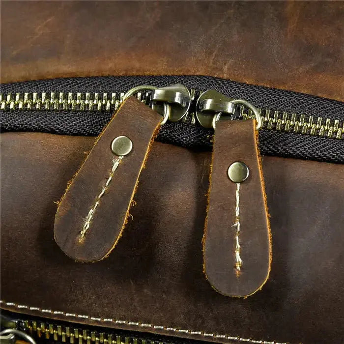 Mochila Executiva em Couro Retrô Garenzi GZ071 em couro legítimo, design retrô moderno, compartimentos funcionais e acabamento refinado.