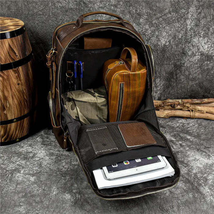 Mochila Executiva em Couro Retrô Garenzi GZ071 em couro legítimo, design retrô moderno, compartimentos funcionais e acabamento refinado.