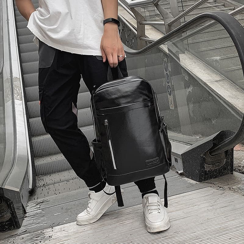 Mochila Executiva em Couro Venice Garenzi GZ068 com couro sintético refinado, design minimalista, compartimentos organizados e visual profissional.