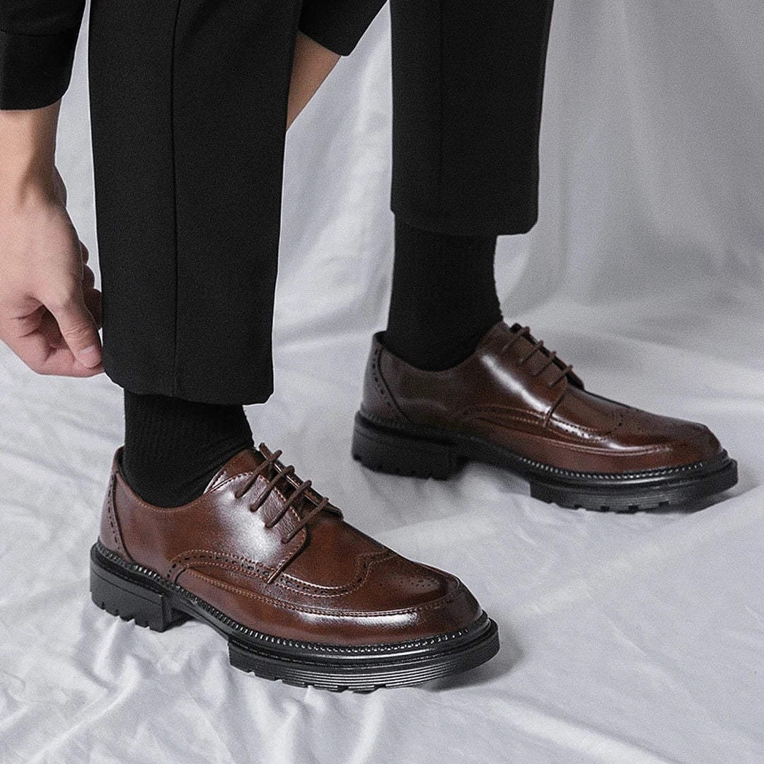 Sapato Masculino Derby Garenzi GZ358 confeccionado em couro premium, com solado tratorado, acabamento fosco e design robusto.