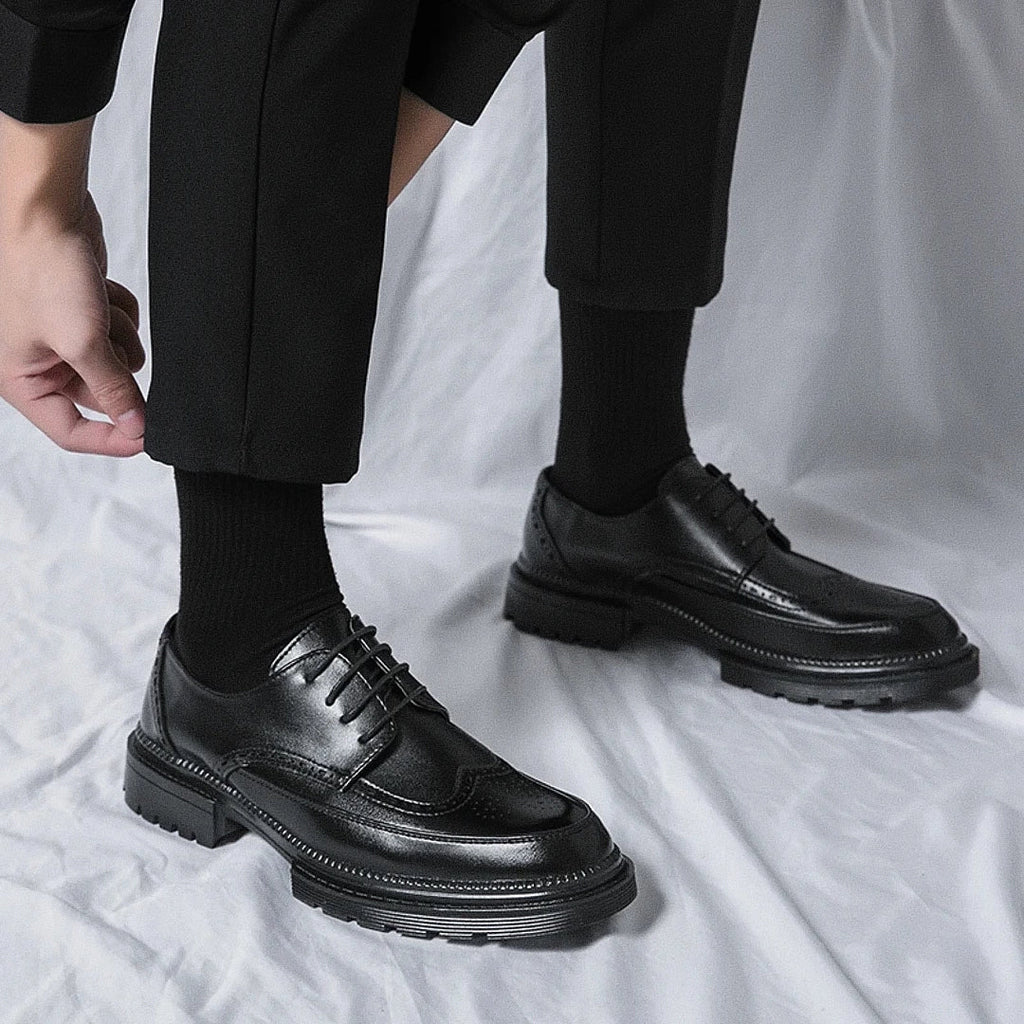 Sapato Masculino Derby Garenzi GZ358 confeccionado em couro premium, com solado tratorado, acabamento fosco e design robusto.