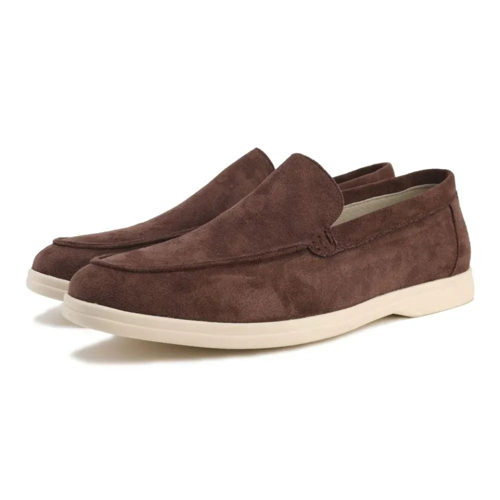 Sapato Masculino Loafer Garenzi GZ366 confeccionado em camurça premium, com calce confortável, visual sofisticado e acabamento refinado.