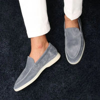 Sapato Masculino Loafer Garenzi GZ366 confeccionado em camurça premium, com calce confortável, visual sofisticado e acabamento refinado.