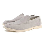 Sapato Masculino Loafer Garenzi GZ366 confeccionado em camurça premium, com calce confortável, visual sofisticado e acabamento refinado.