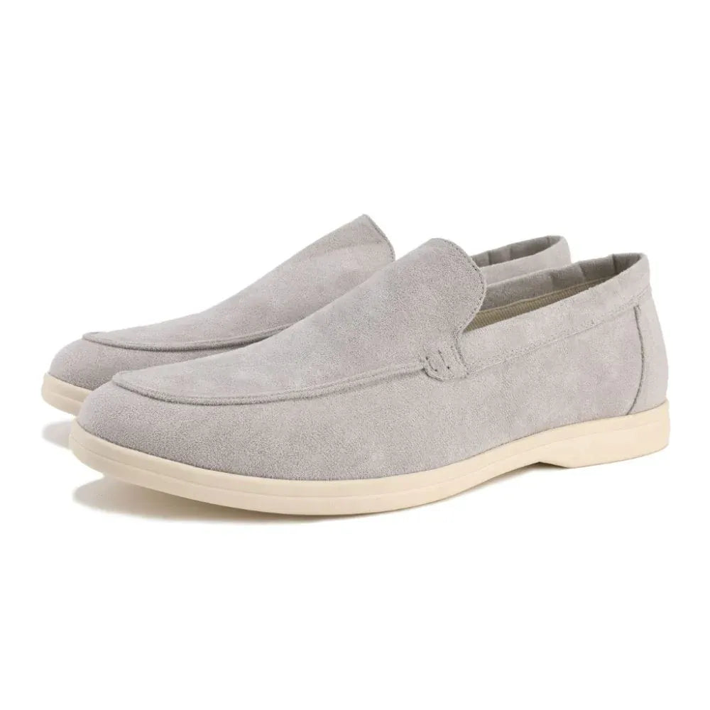 Sapato Masculino Loafer Garenzi GZ366 confeccionado em camurça premium, com calce confortável, visual sofisticado e acabamento refinado.