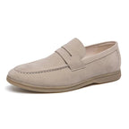Sapato Masculino Loafer Garenzi GZ370 confeccionado em camurça premium, com ajuste confortável, visual sofisticado e acabamento refinado.