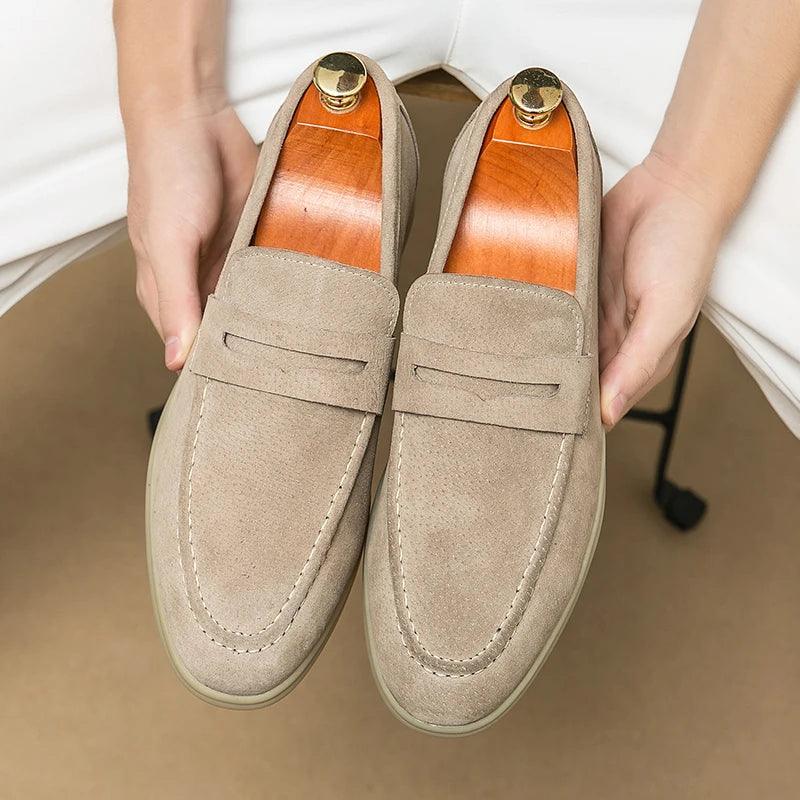 Sapato Masculino Loafer Garenzi GZ370 confeccionado em camurça premium, com ajuste confortável, visual sofisticado e acabamento refinado.