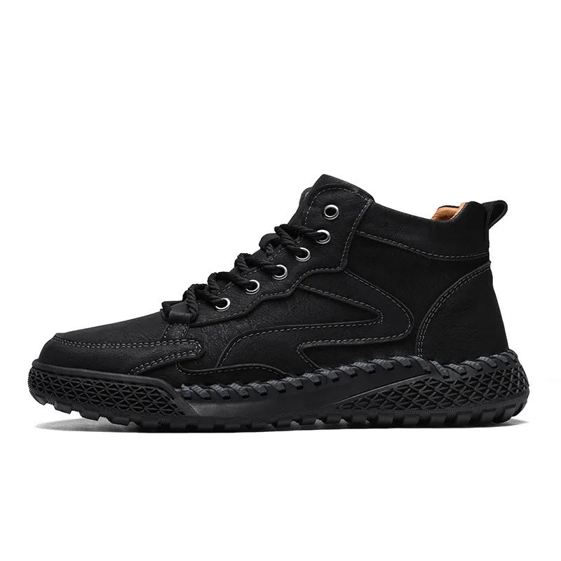 Bota Masculina de Couro Garenzi GZ294 em couro sintético premium, com solado antiderrapante, interior acolchoado e design versátil ideal para conforto e elegância no dia a dia.