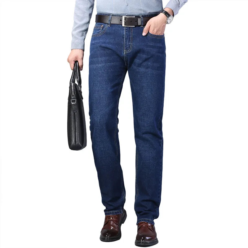 Calça Jeans Clássica Masculina Garenzi GZ005 com tecido premium elástico, caimento impecável e construção resistente para composições versáteis e confortáveis.