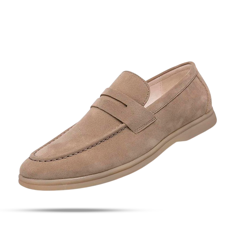 Sapato Masculino Loafer Garenzi GZ370 em camurça suave, com acabamento refinado, caimento elegante e design versátil ideal para produções sociais e casuais.